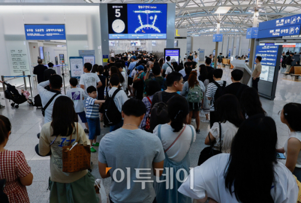 ▲한국공항공사와 인천국제공항공사가 올해 여름휴가 집중기간 동안 공항 이용객이 하루 평균 45만 명에 달할 것으로 전망했다. 이는 작년 같은 기간(39만5000명)보다 13.9% 증가한 수준이며, 코로나19 이전인 2019년 같은 기간(46만6000명)의 96.5%를 회복한 수치다. 휴가 기간 혼잡도가 유독 높을 것으로 예상되는 인천공항은 일 평균 21만3000명이 이용할 것으로 집계됐고 2019년 대비 101.3% 수준이다. 일별로는 27일(11만6000명)에 가장 많고 도착 승객은 내달 4일(11만7000명)에 가장 많을 것으로 전망 됐다. 25일 인천국제공항 제1여객터미널 출국장이 여행을 떠나려는 이용객들로 북적이고 있다. 조현호 기자 hyunho@