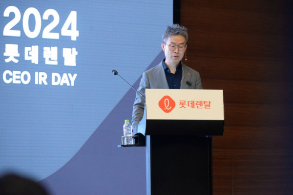 ▲최진환 롯데렌탈 대표가 24일 여의도 콘래드 호텔에서 열린 ‘2024 롯데렌탈 CEO IR DAY’에서 발표를 하고 있다. (사진제공=롯데렌탈)