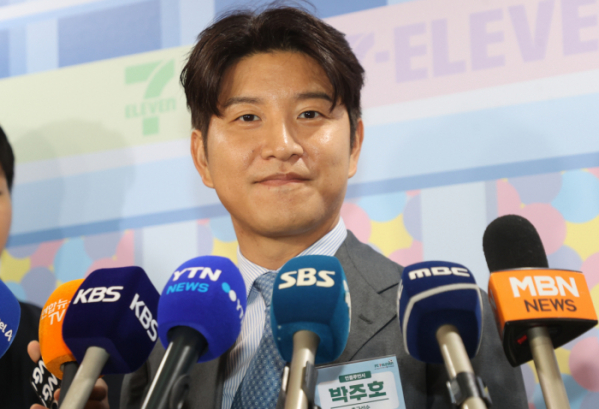 ▲축구대표팀 감독 선임 과정에 공개적으로 문제를 제기한 전 국가대표 박주호가 18일 서울 송파구 롯데월드몰에서 열린 세븐일레븐, K리그·산리오캐릭터즈 팝업스토어 오픈 행사에서 취재진 질문에 답하고 있다. (연합뉴스)