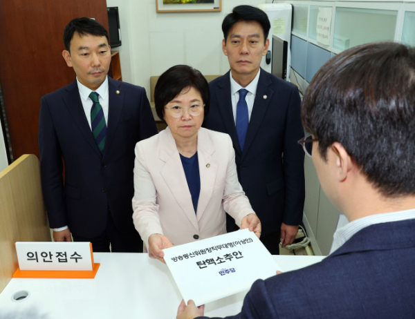 ▲<YONHAP PHOTO-3427> 방통위원장 직무대행 탄핵소추안 제출    (서울=연합뉴스) 한종찬 기자 = 25일 오후 더불어민주당 김용민 원내정책수석부대표, 김현 과방위 간사, 한민수 과방위원이 국회 의안과에 방송통신위원장 직무대행(이상인) 탄핵소추안을 제출하고 있다. 2024.7.25    saba@yna.co.kr/2024-07-25 13:54:06/<저작권자 ⓒ 1980-2024 ㈜연합뉴스. 무단 전재 재배포 금지, AI 학습 및 활용 금지>