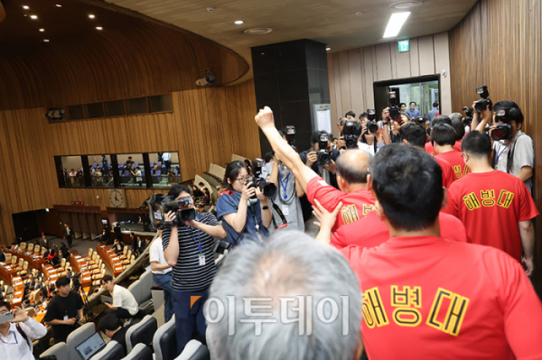 ▲25일 서울 여의도 국회에서 열린 본회의에서 순직 해병 수사 방해 및 사건 은폐 등의 진상규명을 위한 특별검사의 임명 등에 관한 법률안 재의의 건이 부결되자 해병대 전우회가 항의하며 퇴장하고 있다. 고이란 기자 photoeran@