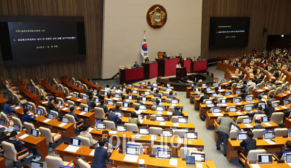 ▲25일 서울 여의도 국회에서 열린 본회의에서 김현 더불어민주당 의원이 '방송4법' 중 방송통신위원회 설치 및 운영에 관한 법률 일부개정법률안에 대한 심사보고를 하고 있다. 고이란 기자 photoeran@