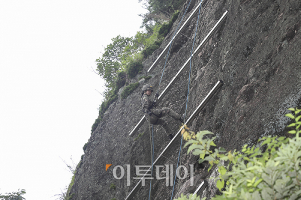 ▲육군사관학교 2학년 생도가 25일 전남 화순군 동복유격장에서 유격훈련 중에 높이 36m 암벽에서 하강하고 있다. 사진제공 육군사관학교