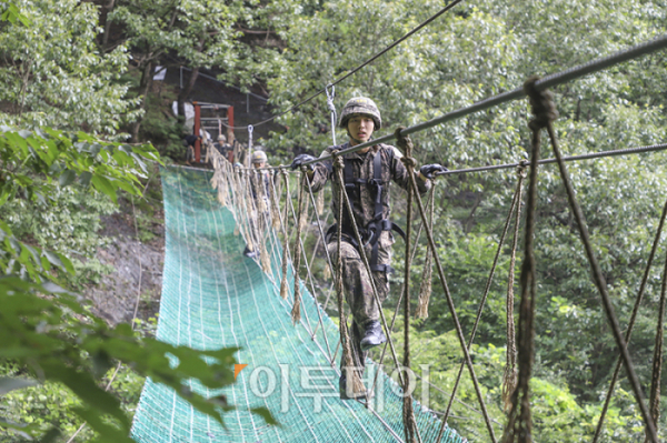 ▲육군사관학교 2학년 생도가 25일 전남 화순군 동복유격장에서 유격훈련 중에 세줄에 의지해 횡단이동을 하고 있다. 사진제공 육군사관학교