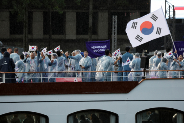 ▲26일 오후(현지시간) 프랑스 파리 센강에서 한국선수단이 탄 배가 지나가고 있다. (연합뉴스)