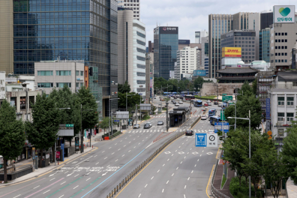 ▲전국 대부분 지역에 폭염특보가 발효되고 본격적인 여름 휴가철이 시작된 28일 서울역 인근 도심이 한산한 모습을 보이고 있다. 신태현 기자 holjjak@