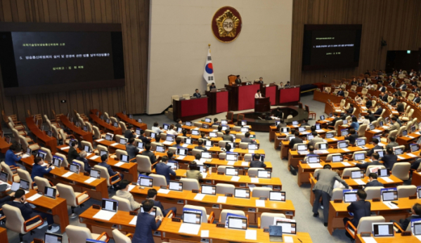 ▲25일 서울 여의도 국회에서 열린 본회의에서 김현 더불어민주당 의원이 '방송4법' 중 방송통신위원회 설치 및 운영에 관한 법률 일부개정법률안에 대한 심사보고를 하고 있다. 고이란 기자 photoeran@ (이투데이DB)