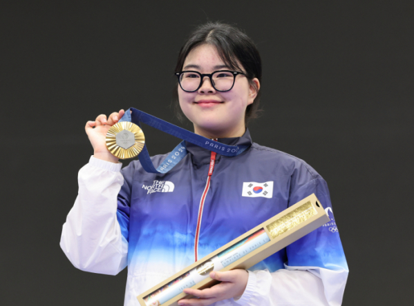 ▲오예진이 28일(한국시간) 프랑스 샤토루 슈팅 센터에서 열린 '2024 파리올림픽' 사격 여자 공기권총 10m 결선에서 금메달을 목에 건 뒤 기념촬영을 하고 있다. (연합뉴스)