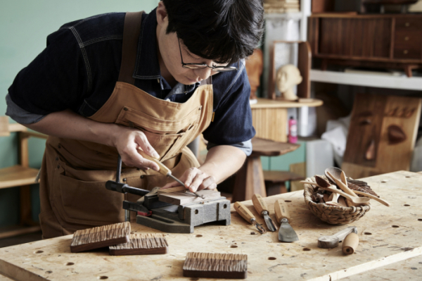 ▲현대리바트 리바트몰 내 플랫폼 '리바트 공방'에 입점한 '호작담'의 작업 모습. (사진제공=현대리바트)