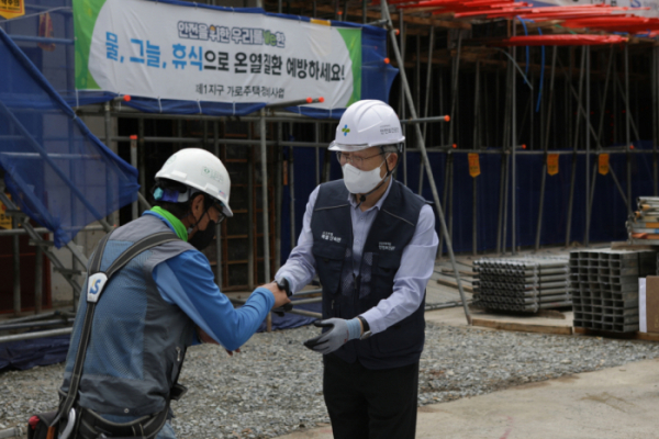 ▲안종주 안전보건공단 이사장이 건설현장에서 일하는 근로자를 격려하고 있다. (사진제공=안전보건공단)