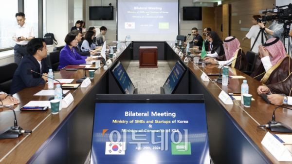 ▲오영주 중소벤처기업부 장관이 29일 서울 영등포구 기술보증기금 서울지역본부에서 열린 사우디 상무부 장관 양자회담에서 인사말을 하고 있다. 조현호 기자 hyunho@