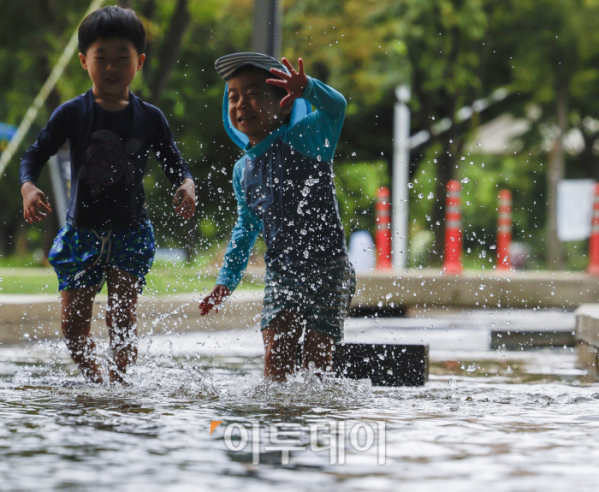 ▲서울 낮 최고기온이 30도를 기록하는 등 전국에 폭염 특보가 내려진 29일 서울 영등포구 여의도한강공원에서 어린이들이 물놀이를 하며 더위를 식히고 있다. 기상청은 이날 오전 6시를 기해 전국에 폭염 특보를 발효했다. 서북권을 제외한 서울엔 폭염 경보가, 서울 서북권엔 폭염 주의보가 내려졌다. 기상청은 당분간 전국 대부분 지역에서 최고 체감온도가 35도 내외로 올라 매우 무덥겠고 열대야가 나타나는 곳이 많겠다고 설명했다. 조현호 기자 hyunho@