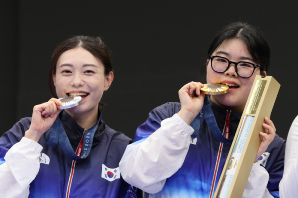 ▲28일(한국시간) 프랑스 샤토루 슈팅 센터에서 열린 2024 파리올림픽 사격 공기권총 10m 여자 결선에서 금·은메달을 차지한 오예진(오른쪽)과 김예지가 시상대에서 웃음을 짓고 있다. (연합뉴스)