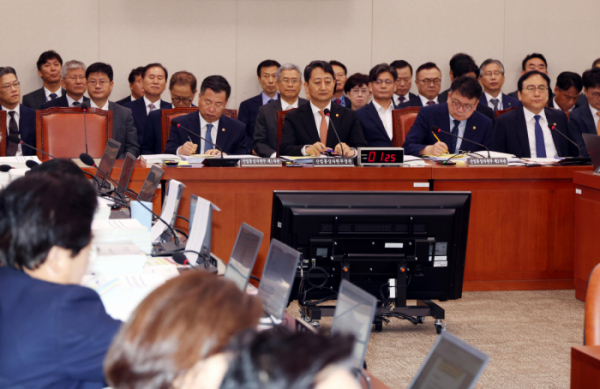 ▲안덕근(왼쪽 두번째) 산자부 장관이 29일 오전 서울 여의도 국회에서 열린 산업통상자원중소벤처기업위원회 전체회의에서 의원들의 질의를 듣고 있다. 2024.07.29.  (뉴시스)