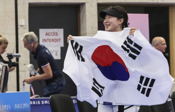 ▲반효진이 29일(한국시간) 프랑스 샤토루 슈팅 센터에서 열린 '2024 파리올림픽' 사격 여자 공기소총 10m 결선에서 금메달을 차지한 뒤 태극기를 펼치며 환하게 웃고 있다. (연합뉴스)