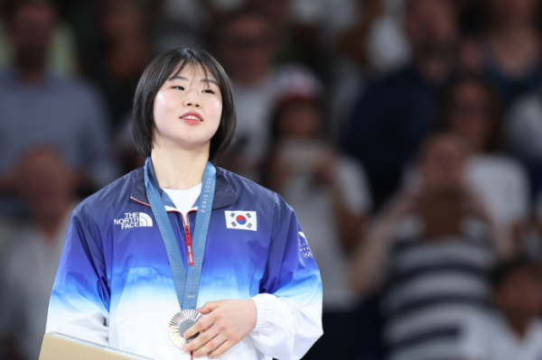 ▲허미미가 30일(한국시간) 프랑스 파리 샹드마르스 경기장에서 열린 '2024 파리올림픽' 유도 여자 57kg급 결승에서 은메달을 차지한 뒤 시상식에서 메달을 목에 걸고 있다. (연합뉴스)