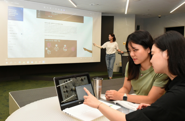 ▲경기도와 경기도경제과학진흥원은 글로벌 빅테크 기업과 협력해 인공지능(AI) 산업현장에서 요구하는 전문인력 양성에 나선다. (경기도경제과학진흥원)