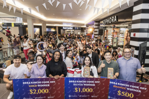 ▲'김치활용 요리레시피 콘테스트(2024 KIMCHI COOK OFF)' 참가자와 관객들이 기념촬영을 하고 있다. (사진제공=한국농수산식품유통공사)