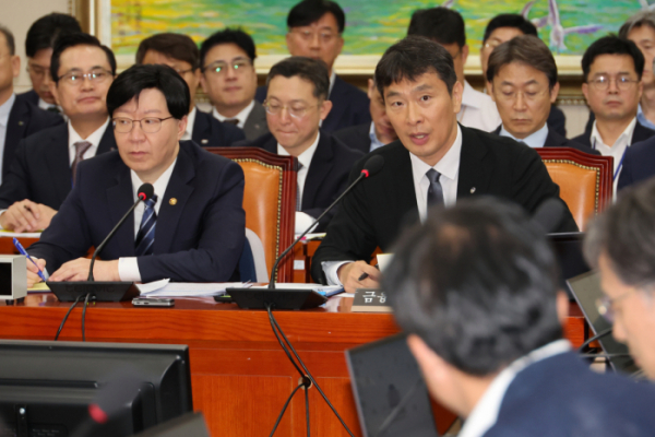 ▲<YONHAP PHOTO-3014> '티몬·위메프 사태' 질의에 답하는 이복현 금감원장    (서울=연합뉴스) 김주성 기자 = 이복현 금융감독원장이 25일 오전 국회에서 열린 정무위원회 전체회의에서 티몬·위메프의 판매대금 미정산 사태와 관련한 질의에 답하고 있다. 2024.7.25    utzza@yna.co.kr/2024-07-25 11:33:56/<저작권자 ⓒ 1980-2024 ㈜연합뉴스. 무단 전재 재배포 금지, AI 학습 및 활용 금지>