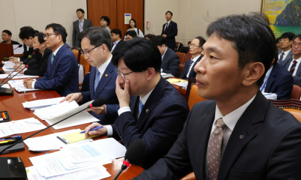 ▲<YONHAP PHOTO-3821> 국회에서 열린 '티몬·위메프 정산 및 환불 지연 사태' 현안질의    (서울=연합뉴스) 김주형 기자 = 30일 오전 국회 정무위원회에서 열린 '티몬·위메프 정산 및 환불 지연 사태' 관련 긴급 현안질의에서 구영배(왼쪽 세번째) 큐텐그룹 대표가 의원 질의에 답변하고 있다.     왼쪽부터 류화현 위메프 대표, 류광진 티몬 대표, 구영배 큐텐그룹 대표, 한기정 공정거래위원장, 김소영 금융위부위언장, 이복현 금융감독원장. 2024.7.30    kjhpress@yna.co.kr/2024-07-30 14:59:53/<저작권자 ⓒ 1980-2024 ㈜연합뉴스. 무단 전재 재배포 금지, AI 학습 및 활용 금지>