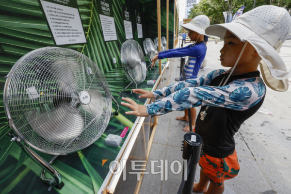 ▲30일 서울 종로구 광화문광장에서 열린 광화문광장 탐구생활 및 분수놀이터 시연 행사에서 어린이들이 건조시설에서 물놀이 후 몸을 말리고 있다. 서울시는 여름방학을 맞아 광화문광장에서 온 가족이 도심 속 피서지에서 즐기는 7.5m의 대형 물 미끄럼틀과 광화문광장을 걷고 즐기며 역사 체험과 휴식을 즐길 수 있는 '광화문광장 탐구생활' 프로그램을 내달 8일부터 11일까지 운영한다. 조현호 기자 hyunho@