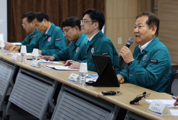 ▲이상민 행정안전부 장관이 폭염 대비 안전관리 상황 점검차 30일 인천 연수구 선광 신컨테이너터미널을 찾아 현장을 둘러보기 앞서 발언하고 있다. 신태현 기자 holjjak@