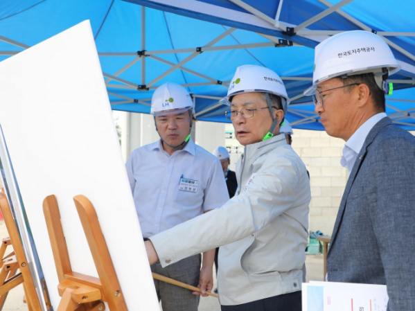 ▲이한준(가운데) LH 사장이 31일 남양주 왕숙 지구와 구리갈매역세권 지구 현장을 방문해 3기 신도시 주택착공 추진 현황을 점검하고 있다.  (사진제공=LH)