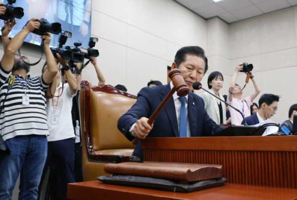 ▲정청래 국회 법제사법위원회 위원장이 31일 오전 서울 여의도 국회에서 열린 법제사법위원회 전체회의에서 개의 선언을 하며 의사봉을 두드리고 있다. (뉴시스)