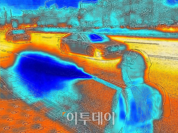 ▲서울 등 수도권에 폭염경보가 내려진 31일 서울 영등포구 여의대로 일대 공사현장에서 관계자가 도로에 물을 뿌리고 있다. 열화상 카메라에 담긴 화상은 온도가 높을수록 붉은색으로 나타나며 온도가 낮은 곳은 푸른색으로 나타난다. 서울은 열흘째 열대야가 이어진 가운데 이날 한낮 체감온도가 34도로 예상됐다. 다음 주말까지 33도를 웃도는 폭염과 함께 밤사이 열대야가 지속할 것으로 전망된다. (열화상카메라 촬영) 조현호 기자 hyunho@