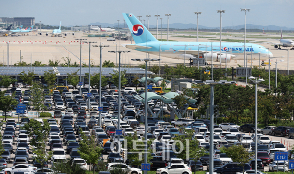 ▲여름 휴가철을 맞은 31일 인천국제공항 제2여객터미널 장기주차장이 차량으로 붐비고 있다. 인천공항공사에 따르면 지난 26일부터 28일까지 사흘간 인천공항 이용객은 66만5958명으로, 일별로는 27일 22만3015명을 기록해 코로나19 이후 최대치를 경신했다. 고이란 기자 photoeran@