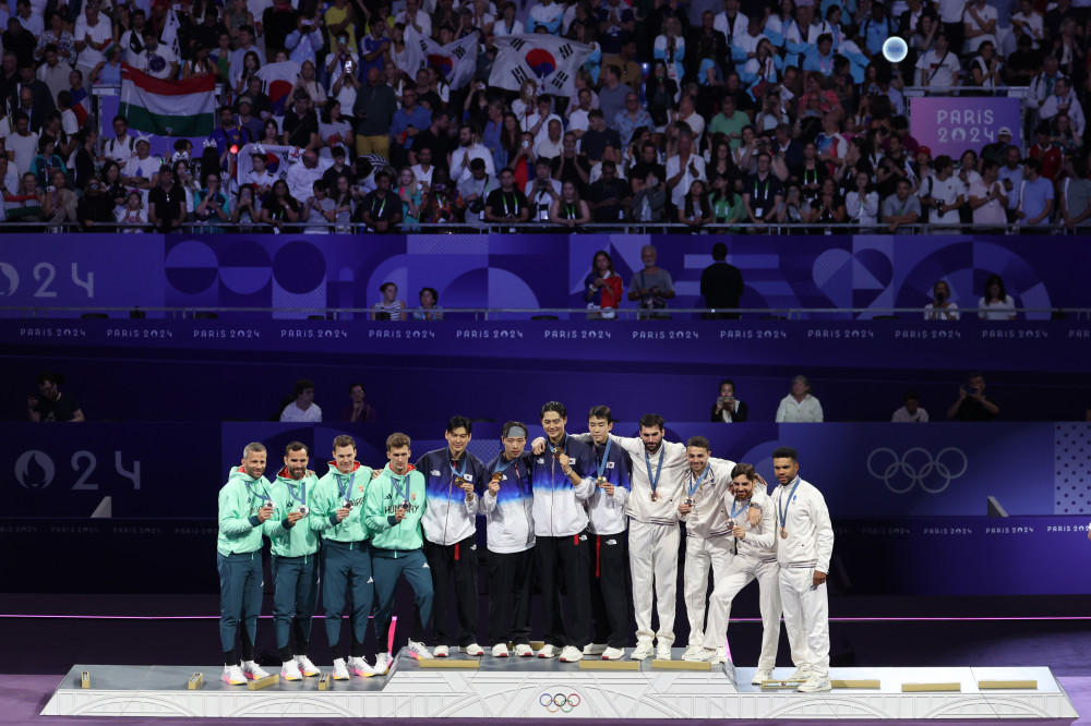 ▲ 31일(현지시간) 프랑스 파리 그랑 팔레에서 열린 2024 파리올림픽 펜싱 남자 사브르 단체 결승전에서 금메달을 차지하며 3연패에 성공한 한국 선수들이 시상식을 하고 있다. (연합뉴스)