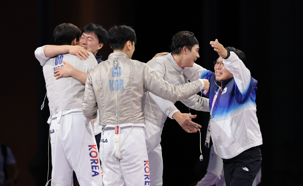 ▲31일(현지시간) 프랑스 파리 그랑 팔레에서 열린 2024 파리올림픽 펜싱 남자 사브르 단체 결승전에서 헝가리를 이기고 금메달을 차지한 한국 선수들이 원우영 코치와 함께 기뻐하고 있다. (연합뉴스)