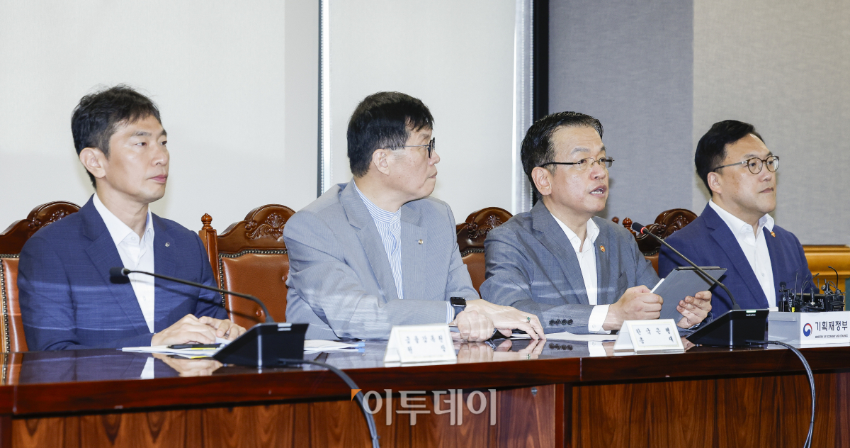 ▲최상목 경제부총리 겸 기획재정부 장관이 1일 서울 중구 은행회관에서 열린 거시경제금융회의에서 모두발언을 하고 있다. 왼쪽부터 이복현 금융감독원장, 이창용 한국은행 총재, 최 부총리, 김병환 최상목 경제부총리 겸 기획재정부 장관이 1일 서울 중구 은행회관에서 열린 거시경제금융회의에서 모두발언을 하고 있다. 왼쪽부터 이복현 금융감독원장, 이창용 한국은행 총재, 최 부총리, 김병환 금융위원장. 조현호 기자 hyunho@금융위원장. 조현호 기자 hyunho@
