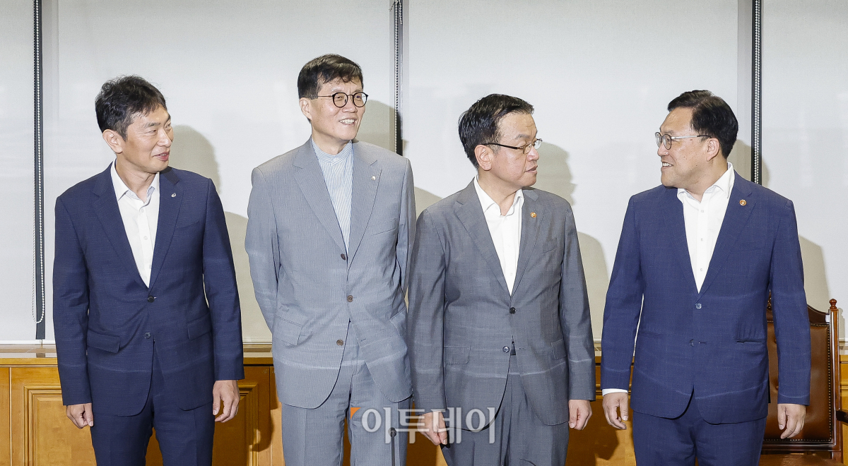 ▲최상목 경제부총리 겸 기획재정부 장관 등 금융수장들이 1일 서울 중구 은행회관에서 열린 거시경제금융회의에 앞서 기념촬영을 하고 있다. 왼쪽부터 이복현 금융감독원장, 이창용 한국은행 총재, 최 부총리, 김병환 금융위원장. 조현호 기자 hyunho@