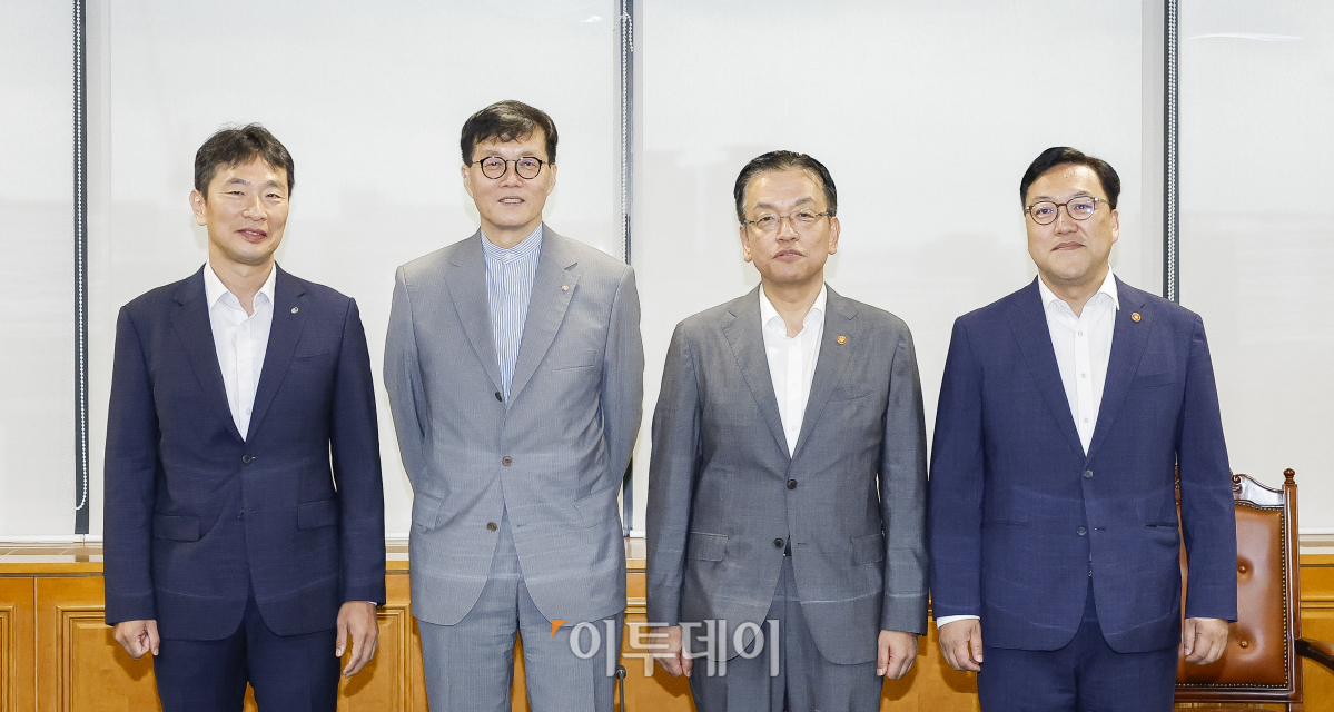 ▲최상목 경제부총리 겸 기획재정부 장관 등 금융수장들이 1일 서울 중구 은행회관에서 열린 거시경제금융회의에 앞서 기념촬영을 하고 있다. 왼쪽부터 이복현 금융감독원장, 이창용 한국은행 총재, 최 부총리, 김병환 금융위원장. 조현호 기자 hyunho@