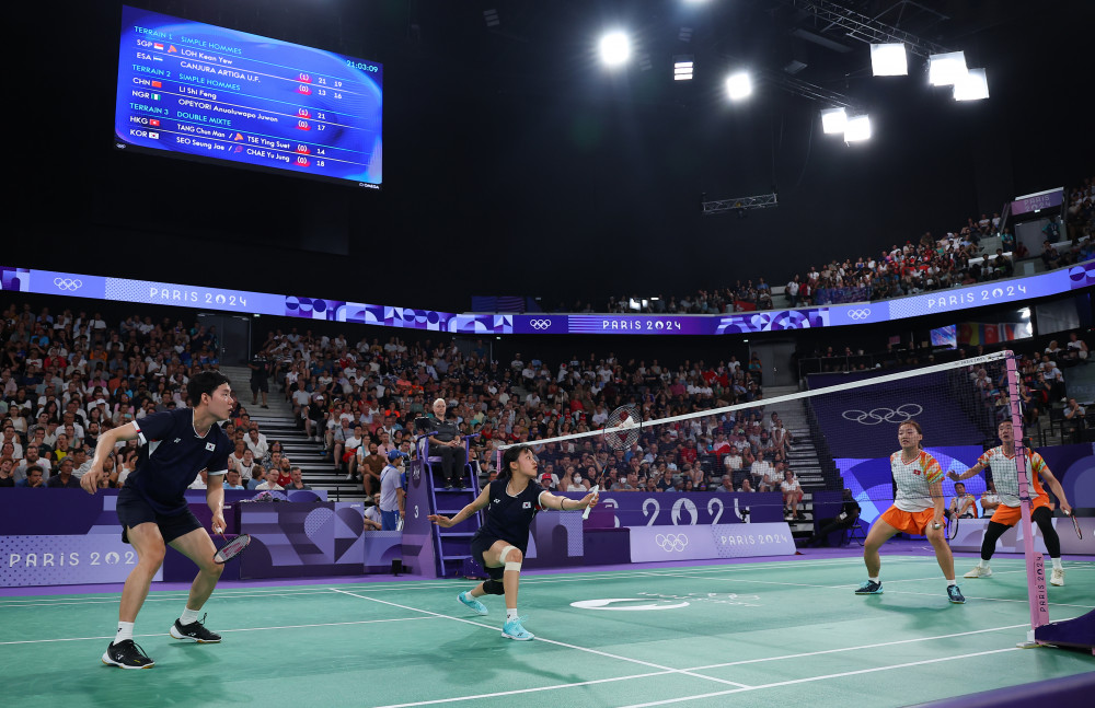 ▲31일(현지시간) 프랑스 파리 포르트드라샤펠 경기장에서 열린 2024 파리올림픽 배드민턴 혼합복식 8강전에서 서승재-채유정이 홍콩의 탕춘만-체잉슈 조와 대결하고 있다. (연합뉴스)