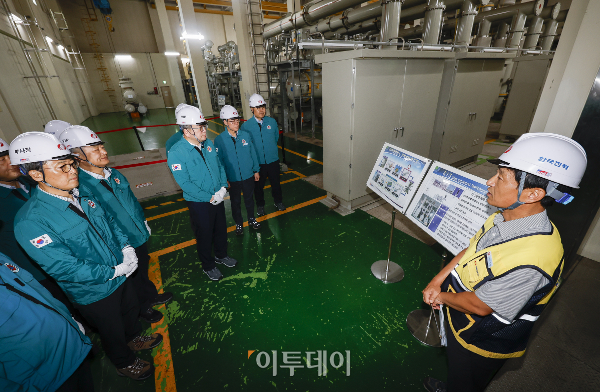 ▲최남호(오른쪽 세번쨰) 산업통상자원부 제2차관이 여름철 전력수급 현장점검을 위해 서울 서초구 신양재변전소을 찾아 관계자에게 GIS실에 대한 설명을 듣고 있다. 조현호 기자 hyunho@