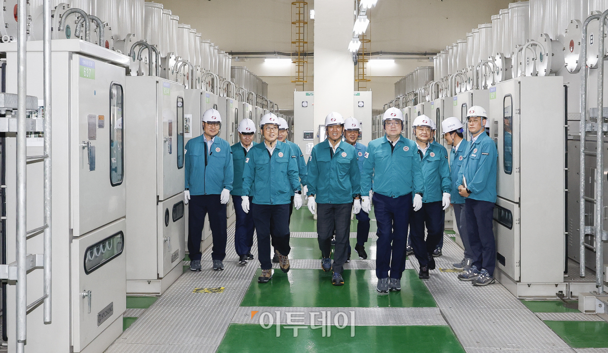 ▲최남호(오른쪽 네번쩨) 산업통상자원부 제2차관이 서울 서초구 신양재변전소 GIS실을 찾아 여름철 전력수급 현장점검을 하고 있다. 조현호 기자 hyunho@