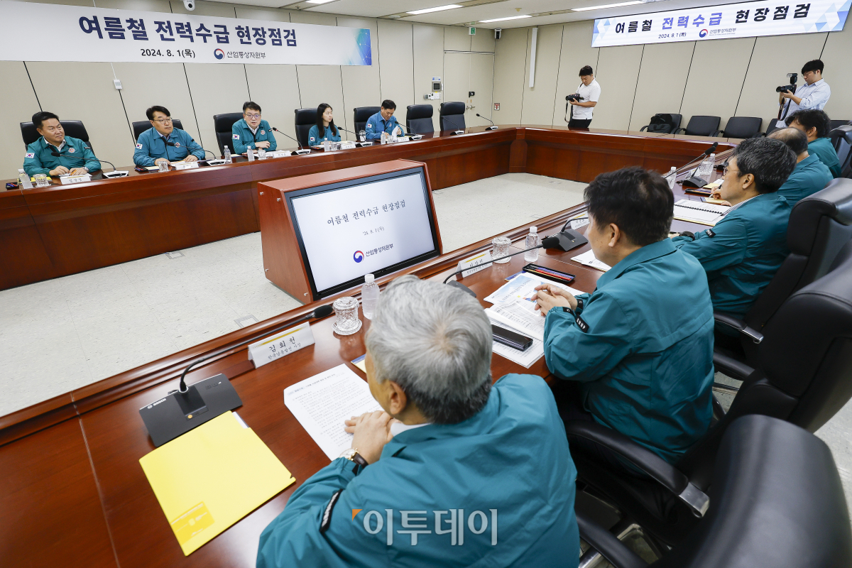 ▲최남호 산업통상자원부 제2차관이 서울 서초구 한전아트센터에서 열린 여름철 전력수급 점검회의에서 모두발언을 하고 있다. 조현호 기자 hyunho@