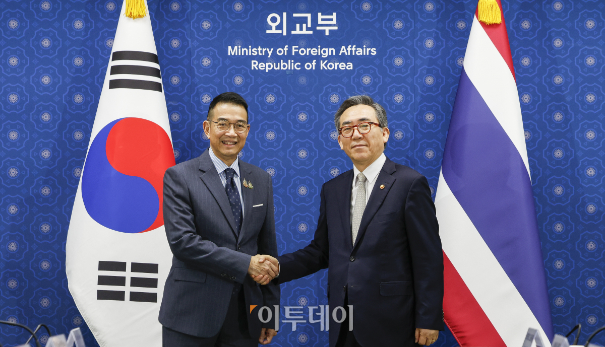 ▲조태열(오른쪽) 외교부 장관이 2일 서울 종로구 외교부에서 열린 한-태국 외교장관 회담에 앞서 마릿 싸응이얌퐁 태국 외교장관과 기념촬영을 하고 있다. 조현호 기자 hyunho@