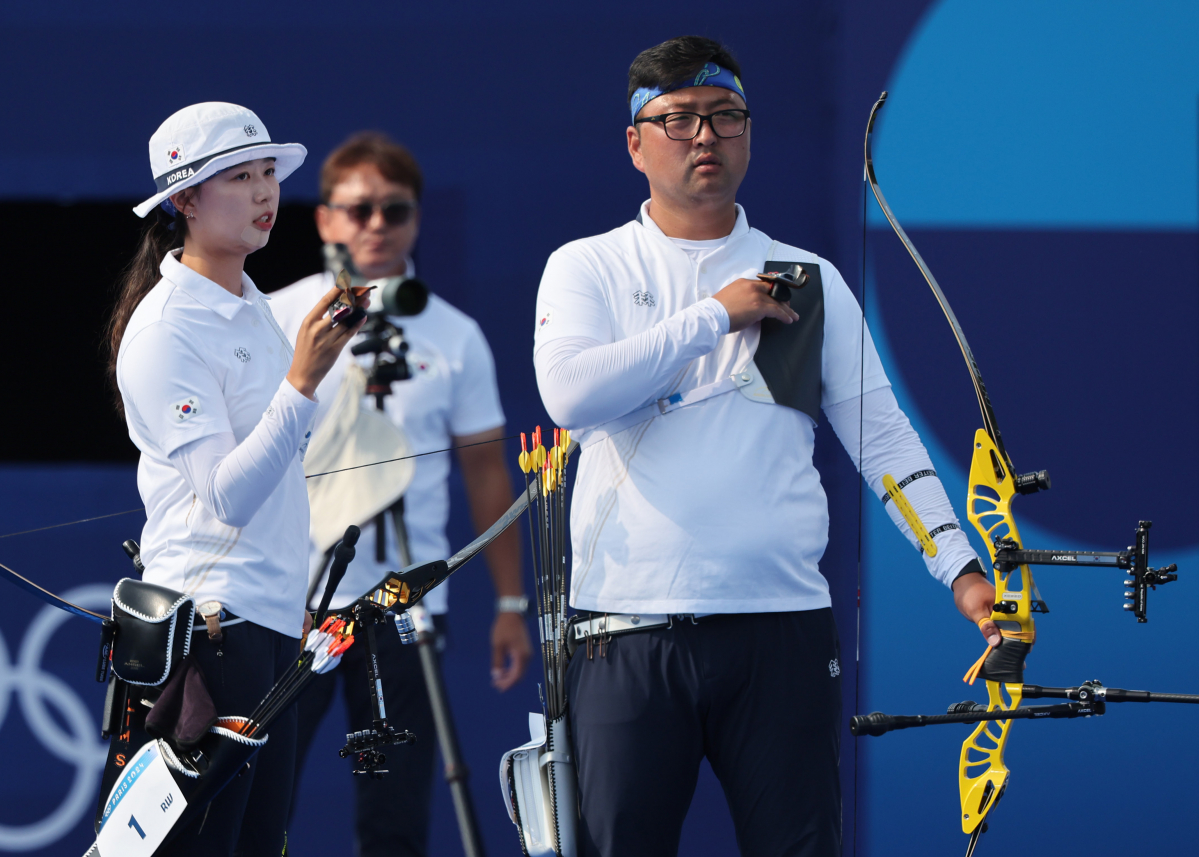 ▲김우진-임시현이 2일(현지시각) 프랑스 파리 레쟁발리드에서 열린 2024 파리 올림픽 양궁 혼성 단체 16강 대만과의 경기하는 모습.