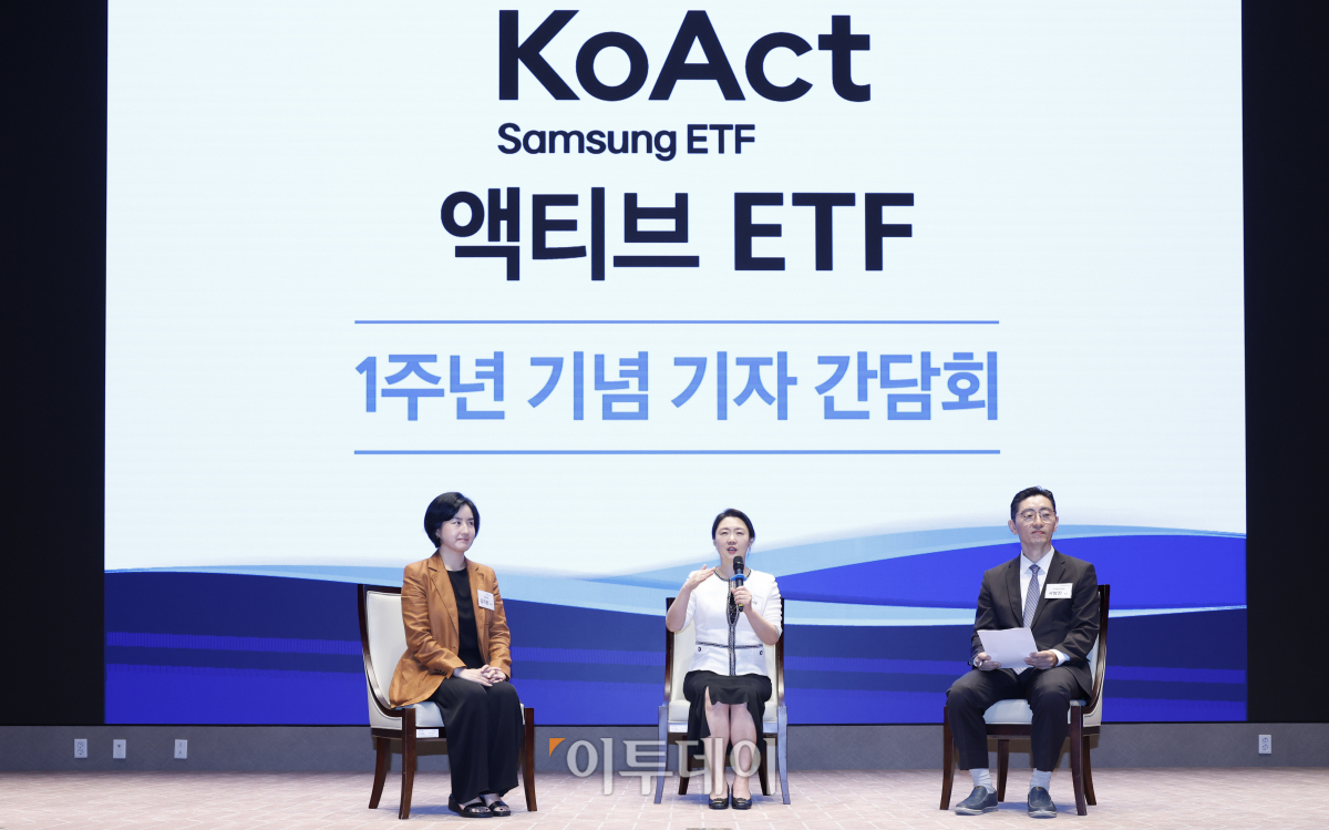 ▲민수아(가운데) 삼성액티브자산운용 대표이사가 5일 서울 영등포구 한국거래소 서울사무소에서 열린 액티브 상장지수펀드(ETF) 브랜드 KoAct 출범 1주년 기자간담회에서 취재진의 질문에 답하고 있다. 조현호 기자 hyunho@