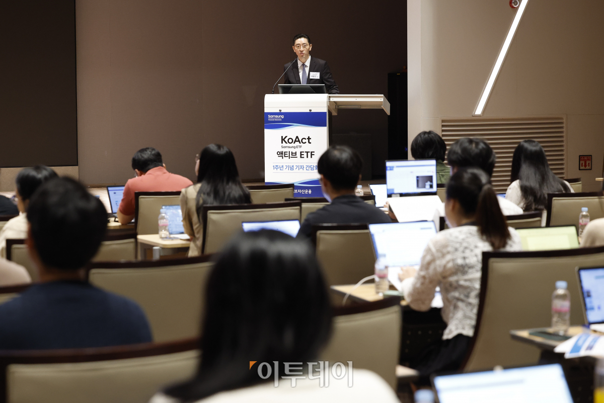 ▲서범진 삼성액티브자산운용 전략솔루션총괄이 5일 서울 영등포구 한국거래소 서울사무소에서 열린 액티브 상장지수펀드(ETF) 브랜드 KoAct 출범 1주년 기자간담회에서 발표를 하고 있다. 조현호 기자 hyunho@