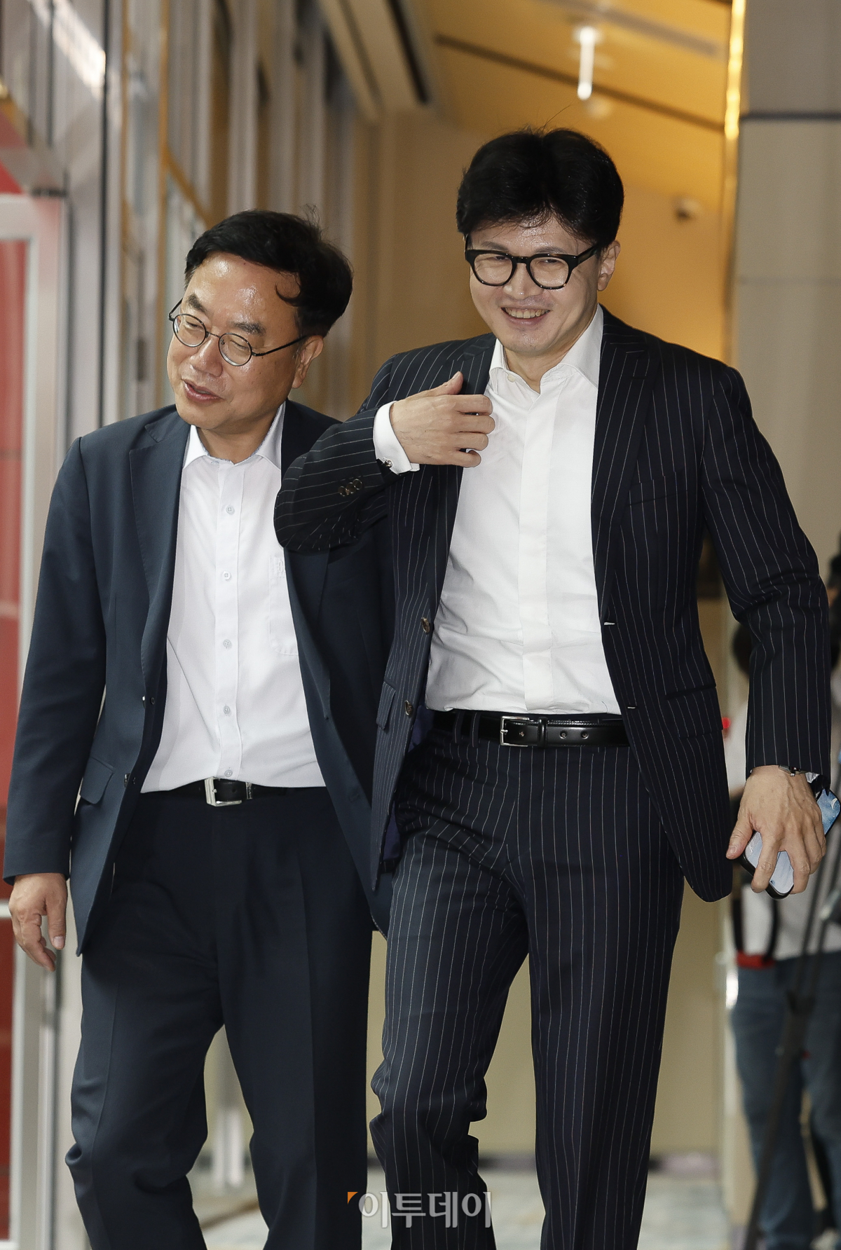 ▲한동훈(오른쪽) 국민의힘 대표가 5일 서울 영등포구 페어몬트 앰배서더 호텔에서 열린 5선 이상 의원 오찬 회동에 참석하고 있다. 조현호 기자 hyunho@