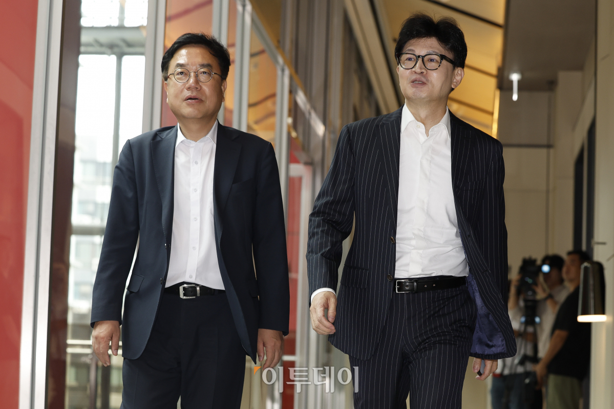 ▲한동훈(오른쪽) 국민의힘 대표가 5일 서울 영등포구 페어몬트 앰배서더 호텔에서 열린 5선 이상 의원 오찬 회동에 참석하고 있다. 조현호 기자 hyunho@