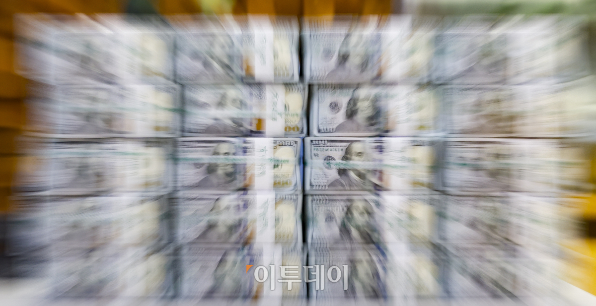 ▲7월 외환보유액이 13억 달러 증가하며 4개월만에 오름세를 보였다. 한국은행이 5일 발표한 2024년 7월 말 외환보유액에 따르면 지난달 말 기준 외환보유액은 4135억1000만 달러로 전월달(4122억1000만 달러)보다 13억 달러 증가했다. 서울 중구 하나은행 위변조대응센터 달러 모습. 조현호 기자 hyunho@