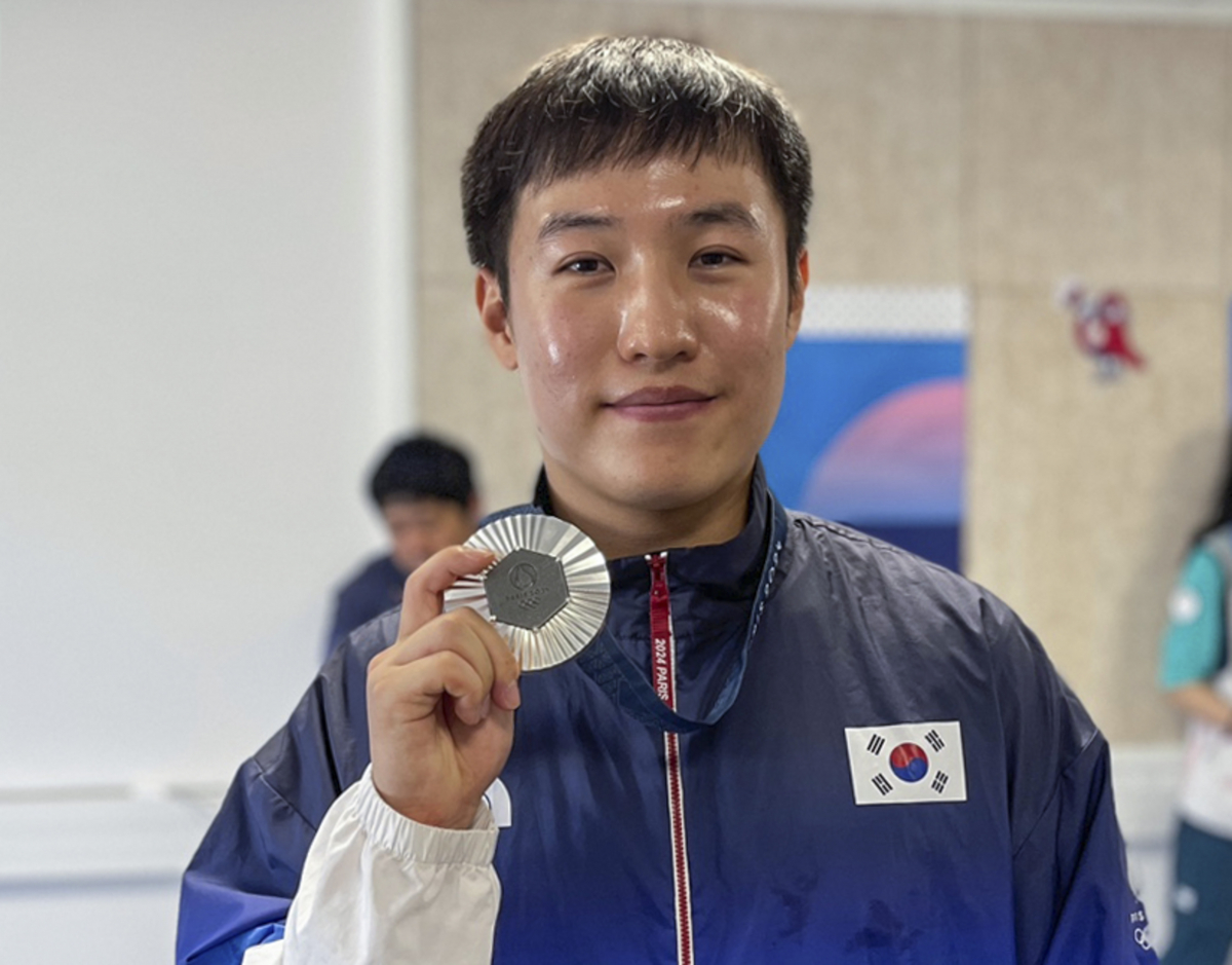 ▲ 5일(현지시간) 오전 프랑스 샤토루 슈팅센터에서 열린 파리 올림픽 사격 25m 속사권총 결선에서 은메달을 획득한 조영재가 시상식을 마친 뒤 은메달을 들어 보이고 있다. (연합뉴스)