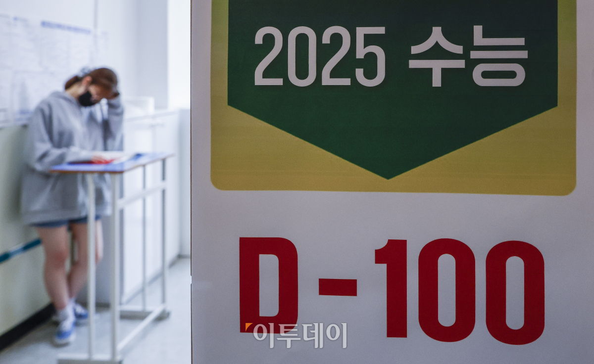 ▲2025학년도 대학수학능력시험을 100일 앞둔 6일 서울 마포구 종로학원 강북본원에서 학생들이 공부를 하고 있다. 조현호 기자 hyunho@