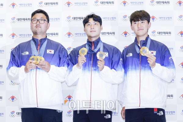 ▲대한민국 양궁 남자 국가대표팀 김우진(왼쪽부터), 이우석, 김제덕 선수가 6일 2024 파리 올림픽을 마친 후 인천국제공항 제2여객터미널에 도착해 기념촬영을 하고 있다. (조현호 기자 hyunho@)