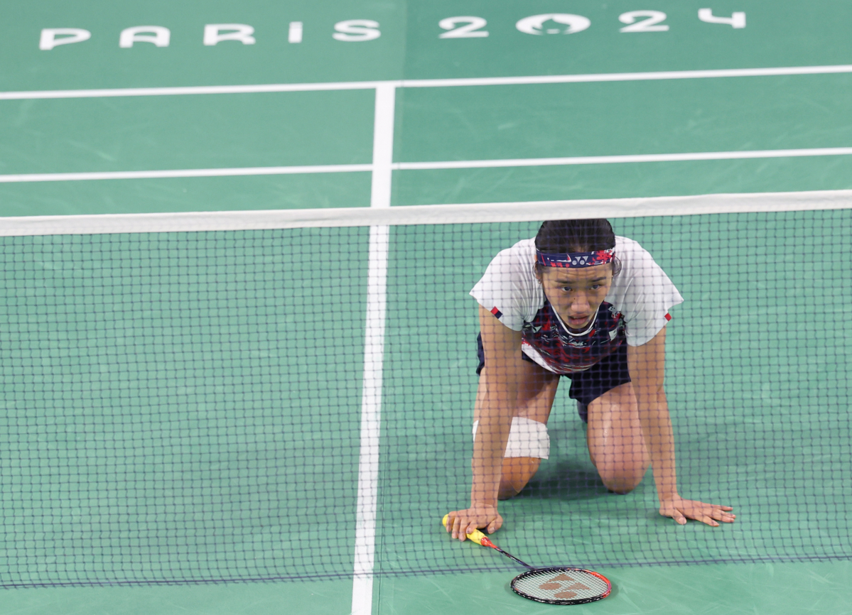 ▲5일(한국시간) 프랑스 파리 포르트드 라 샤펠 아레나에서 열린 2024 파리올림픽 배드민턴 여자 단식 결승전에서 한국 안세영이 중국 허빙자오를 상대로 시합을 하던 중 주저앉아 힘들어하고 있다. 안세영은 "제 부상은 생각보다 심각했고 너무 안일하게 생각한 대표팀한테 조금 많이 실망했었다"면서 "이 순간을 끝으로 대표팀이랑은 조금 계속 가기 힘들지 않을까 하는 생각도 들었다"고 말했다. 2024.8.5 hama@yna.co.kr/2024-08-05 21:47:41/<저작권자 ⓒ 1980-2024 ㈜연합뉴스. 무단 전재 재배포 금지, AI 학습 및 활용 금지> (연합뉴스)